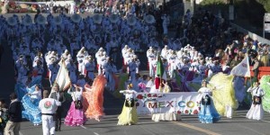 Gran participación de los Delfines Marching Band en el Desfile de las Rosas, California