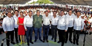 Convive el gobernador, con motivo de su cumpleaños con taxistas del sindicato “Andres Quintana Roo”