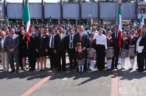 Entrega gobernador Javier Duarte banderas a planteles educativos de todo el estado de Veracruz