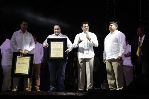 Recibe el gobernador reconocimiento de la comunidad Evangélica de la zona norte en Quintana Roo
