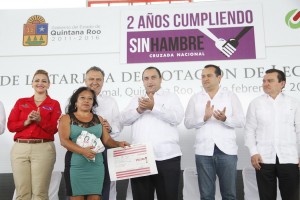 Entregan el gobernador y el director general de LICONSA 250 mil tarjetas en Quintana Roo