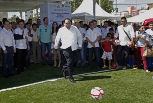 Entrega el gobernador Roberto Borge una cancha de futbol 7 a vecinos de la región 217 en Cancún