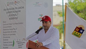 Entrega el gobernador en la región 229 de Cancún la cancha de futbol 7 deportivo Kabah