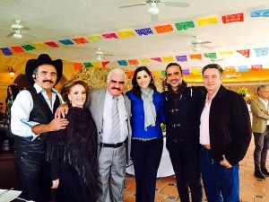 Celebra Vicente Fernández con su familia 75 años de vida