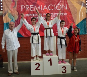 Suma Poza Rica 17 oros en karate de Olimpiada Estatal