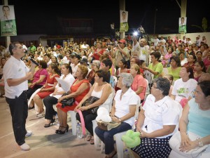 Las mujeres son parte importante de la economía familiar en Campeche: Alejandro Moreno