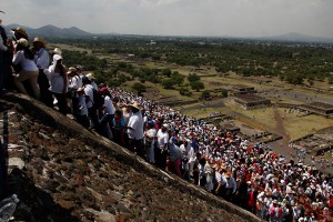 Cargan energía miles de personas en Teotihuacán