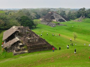 Visitan turistas nacionales e internacionales zona arqueológica de Comalcalco