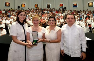 Entrega Mariana Zorrilla de Borge medalla al mérito distinguida Quintanarroense Cristina Sangri Aguilar