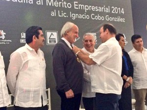 Entrega Núñez Medalla al Mérito Empresarial 2014 a Ignacio Cobo