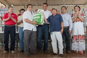 El Gobernador de Yucatán entrega apoyos del programa Peso a Peso por más de 30 mdp