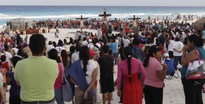 Esperan en playa Delfines 10 mil personas para el Viacrucis  