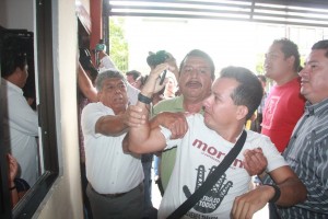 Imponen a Núñez dirigente interino de Morena,  entre agresiones a reporteros en Tabasco