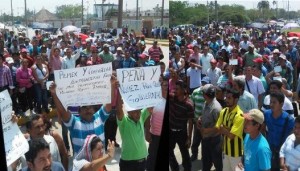 Protestan afectados en Tabasco por Pemex en la entrada al Puerto de Dos Bocas