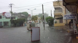 Calma lluvia el calor a los habitantes de la capital en Tabasco