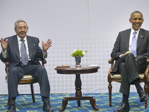 Se reúnen Obama y Castro en Panamá