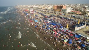 Disfrutan miles de personas la playa de Coatzacoalcos