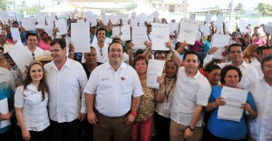 Consolida Veracruz proyecto de prosperidad, entrega escrituras: Javier Duarte