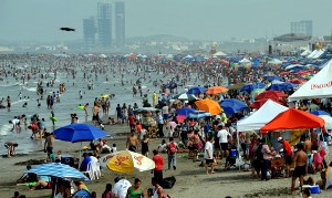 Llenan playas miles de visitantes; Veracruz consolida su liderazgo en turismo