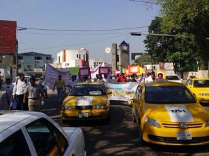 Marchan taxistas en Tabasco contra unidades piratas