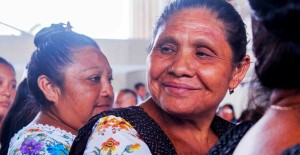 Reconocen a mujeres y hombres artesanos yucatecos
