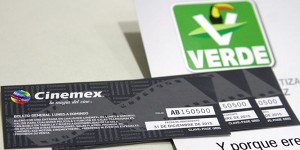 Funcionaria del INE recibe del Verde boletos de cine