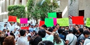 Protestan trabajadores de Salud en Tabasco