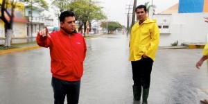 El alcalde de Cozumel, Fredy Marrufo recorre zonas afectadas por lluvias