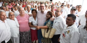Entrega Javier Duarte apoyos a jefas de familia de la zona de Poza Rica