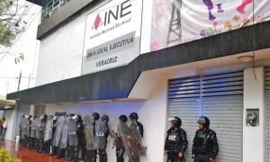 Encapuchados incendian oficinas del INE en Xalapa