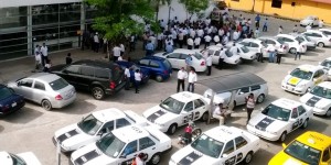 Protestan taxistas piratas en la SCT