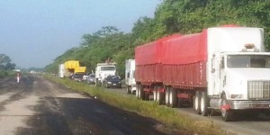 Habitantes de Chable cierran paso de la carretera Villahermosa-Escárcega