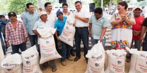 Productores del sur de Yucatán reciben semillas para el cultivo de soya