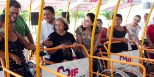 Entrega Mariana Zorrilla de Borge triciclos a madres trabajadoras de Felipe Carrillo puerto