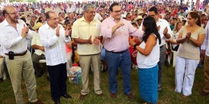 Entrega Javier Duarte vivienda digna a familias de La Mixtequilla
