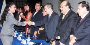 Alcalde de Coatzacoalcos asiste a graduación  de estudiantes de la Universidad de Sotavento