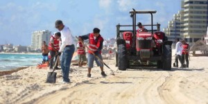 Autoridades y hoteleros mantienen limpias de sargazo playas de Quintana Roo: Roberto Borge