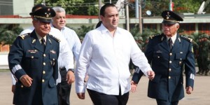 Atestigua el gobernador Roberto Borge cambio de mando en la 34A Zona Militar