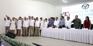 Nuevo líder del sindicato de taxistas en Playa del Carmen, rinde protesta ante el gobernador