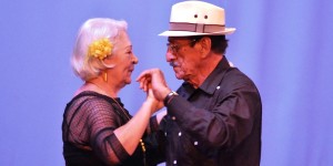 Celebran Adultos mayores de La Quinta de las Rosas, tradicional Revista Musical en Veracruz