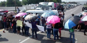 Padres de familia bloquearon carreteras de Tabasco por salones sardinas