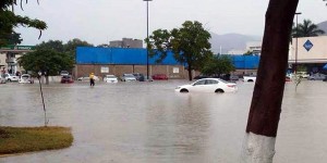 Avenidas y estacionamientos en Tuxtla Gutiérrez inundados por lluvias