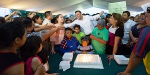 Festeja Rolando Zapata Bello su cumpleaños con vecinos del oriente de Mérida