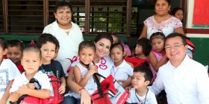 Entrega Mariana Zorrilla de Borge útiles escolares a Alumnos de cuatro escuelas en Chetumal