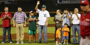 El Gobernador de Yucatán realiza primer lanzamiento de playoff en Parque Kukulcán Álamo