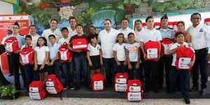 Entrega el gobernador Roberto Borge paquetes y mochilas escolares a trabajadores al servicio del gobierno