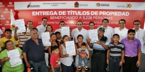 Entrega el gobernador Roberto Borge títulos de propiedad a familias chetumaleñas