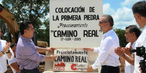 Alejandro Moreno Cárdenas coloca la primera piedra del fraccionamiento “Camino Real” en Calkini