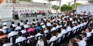 Entrega Gobierno de Tabasco 15 mil tabletas electrónicas a estudiantes de Bachilleres