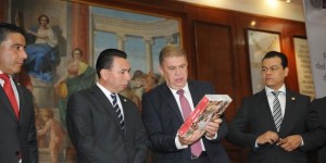 Entrega Secretario General de Gobierno Cuarto Informe de resultados de Eruviel Ávila a la Legislatura